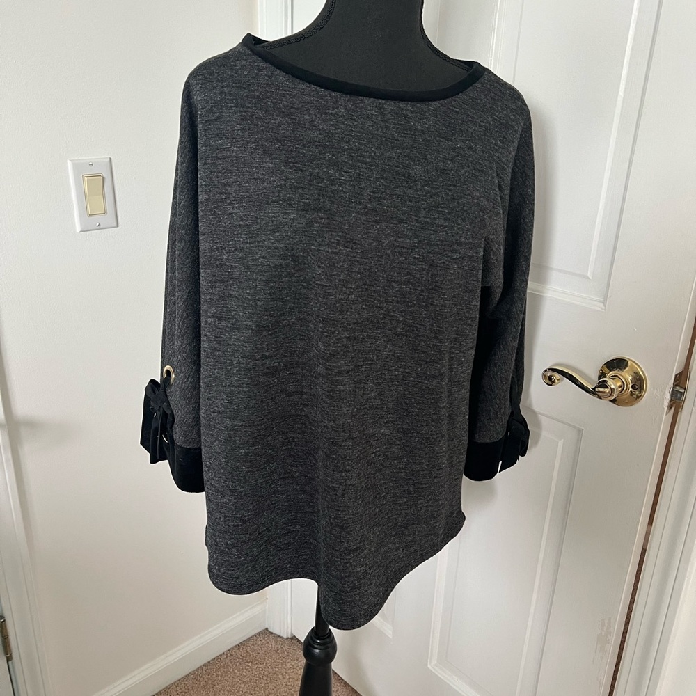 Grey/black top